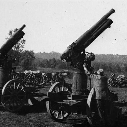 Cannoni antiaerei tedeschi catturati e altro materiale bellico vicino ad Attichy, settembre 1918. © IWM (Q 78900)