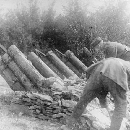Truppe tedesche che rafforzano le palizzate disposte per far detonare mine e usate contro i carri armati e la fanteria, nel settembre del 1918. © IWM (Q 37346)