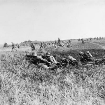 Truppe di cavalleria tedesca che si preparano a contrattaccare appoggiate da postazioni di mitragliatrici. Settembre 1918. © IWM (Q 55024)