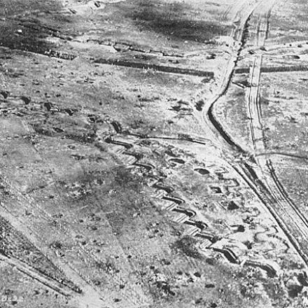 La linea Hindenburg a Bullecourt. Qui vengono mostrate tre linee di trincea e comunicazioni, con acri di intrecci di fili nella parte in primo piano a sinistra che proteggono le posizioni di prima linea.