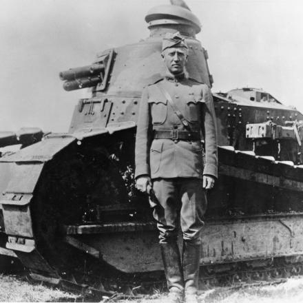 Il Capitano George Smith Patton in posa di fronte a un Renault FT nell'estate del 1918. WWI Signal Corps Photograph Collection