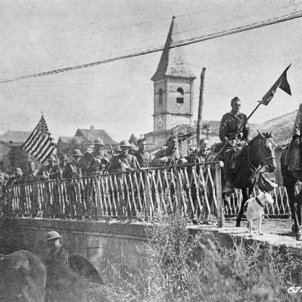Truppe della Compagnia "B", 1 ° Reggimento Genieri, 1a Divisione Americana che rientra dalla prima linea, con il vessillo lacerato , il 13 settembre 1918.© IWM (Q 48177)