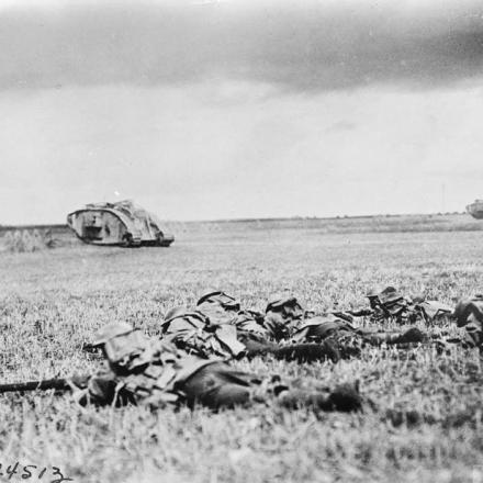 Un plotone del 107 ° reggimento di fanteria, 27a divisione americana segue i carri armati vicino a Beauquesnes, il 13 settembre 1918. © IWM (Q 57694)
