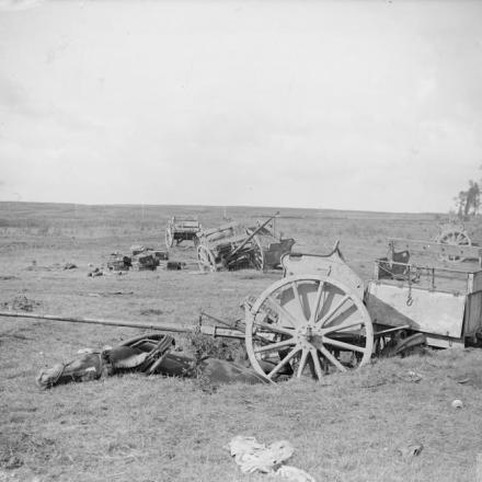 Battaglia della linea Drocourt-Queant. Trasporto di munizioni tedesco distrutto dal fuoco di granate vicino a Pronville, il 13 settembre 1918.© IWM (Q 7069)