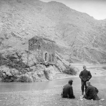 Truppe serbe che riposano sulla riva del fiume Vardar vicino a Veles. Nota un'antica locanda su una roccia dall'altra parte del fiume.