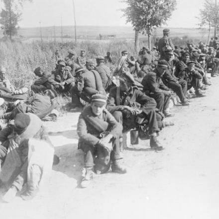 Prigionieri britannici appoggiati sul ciglio della strada, settembre 1918. © IWM (Q 55402)