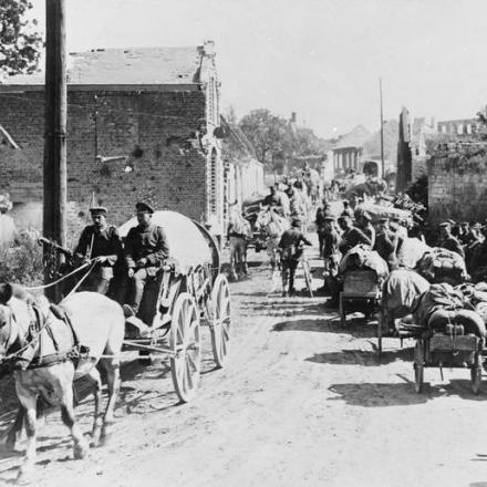 Due colonne tedesche si muovono in direzioni opposte attraverso un villaggio, settembre 1918. © IWM (Q 56821)