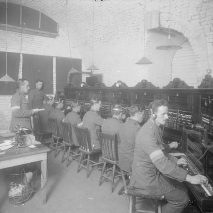 Apparati del quartier generale Segnali all'interno dei bastioni di Montreuil, 16 settembre 1918. © IWM (Q 9375)