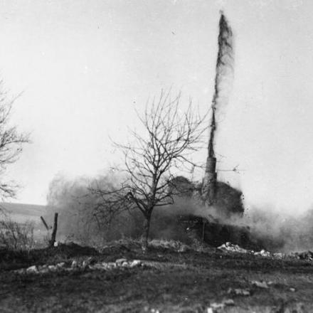 Genieri tedeschi fanno saltare una fabbrica durante la ritirata. Un camino collassa a causa dell'espansione. © IWM (Q 87803)