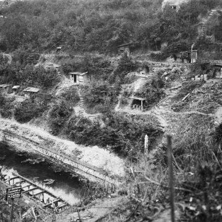 Fronte occidentale. Rifugi militari sulla riva di un canale. © IWM (Q 103727)