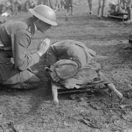 Un padre inglese che recita una preghiera per un tedesco morente, vicino a Epehy, il 18 settembre 1918. © IWM (Q 11336)