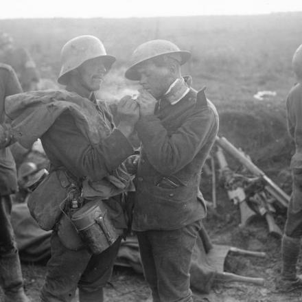 Battaglia di Epehy. Un soldato britannico ferito e un soldato tedesco prigioniero condividono una sigaretta in una postazione avanzata di soccorso vicino a Epehy, il 18 settembre 1918.  © IWM (Q 11538)
