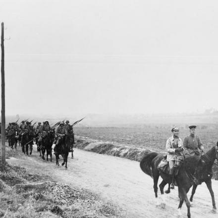 Fronte occidentale. Una pattuglia di ulani tedeschi sulla strada, settembre 1918. © IWM (Q 55416)