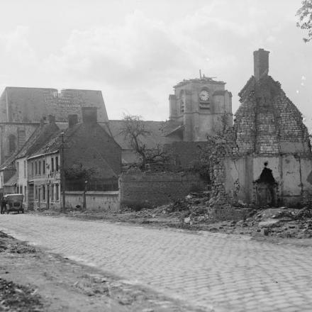 Bray-sur-Somme, strada principale e chiesa, 20 settembre 1918. Il villaggio fu riconquistato dal 40 ° battaglione australiano, il 24 agosto 1918. © IWM (Q 9322)