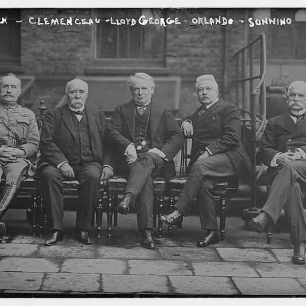 Il Generale  Ferdinand Foch, i Primi Ministri Georges Clemenceau, David Lloyd George, Vittorio Emanuele Orlando e il ministro degli Esteri italiano Sidney Sonnino. © Congress Library ggbain.28374