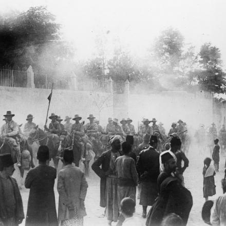 Palestina. Un distaccamento dell'Australian Light Horse Brigade, 5 ° Battaglione, che entra nella città di Nablus, trenta miglia a nord di Gerusalemme, il 21 settembre 1918. © IWM (Q 12331)