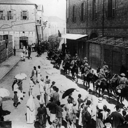 Palestina. La cavalleria passa per le strade di Haifa, che è stata catturata dai Jodhpore e Mysore Lancers, 15ª Brigata di cavalleria (servizio imperiale), 23 settembre 1918 © IWM (Q 12334)