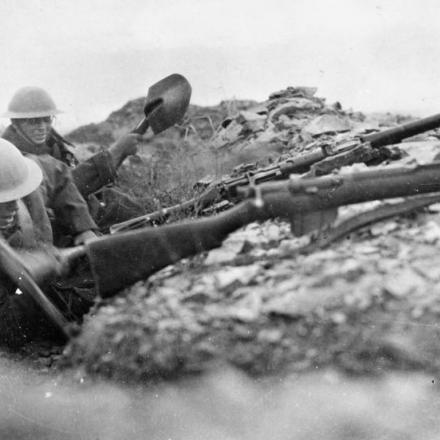 Macedonia. Due fanti britannici allargano una trincea intorno a Doiran. © IWM (HU 81087)
