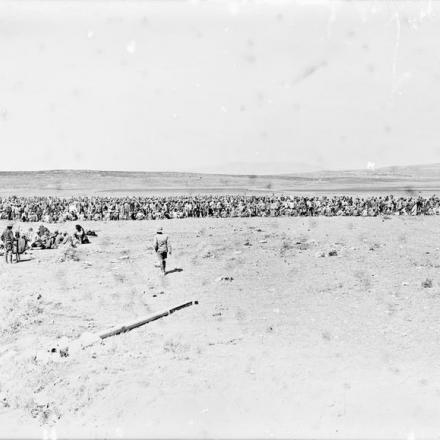 Palestina, la battaglia di Megiddo, settembre 1918: una lontana visione di una massa di prigionieri turchi nella piana di Esdraelon dopo la battaglia di Meghiddo. © IWM (Q 12348)