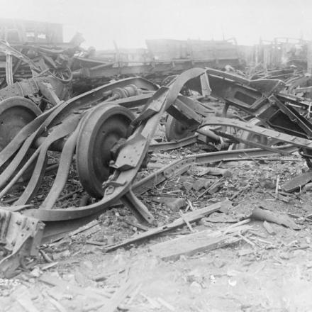 Resti di un treno di munizioni tedesco esploso, nel settembre del 1918. © IWM (Q 55405)