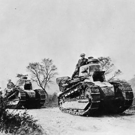 Carri armati Renault FT-17 del 326th Tank Battalion sulla strada vicino a Bourevilles (Meuse), settembre 1918. © IWM (Q 75260)