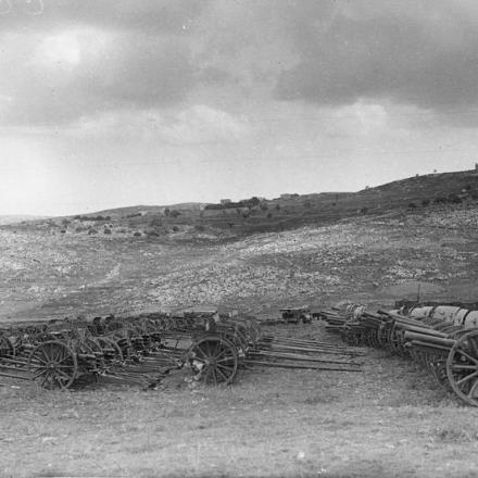 Palestina, un centinaio di cannoni nemici catturati. Dopo l'attacco aereo del 21 settembre 1918, lungo la strada Balata-Wadi Farah, furono trovati distrutti o abbandonati  87 cannoni, 55 autotrasporti, 4 vetture e 932 carri in uno spazio di meno di 5 miglia. © IWM (Q 12343)