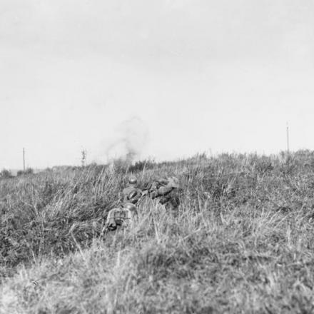 Truppe di un'unità di cavalleria tedesca che attaccano con bombe a mano, settembre 1918. © IWM (Q 55423)