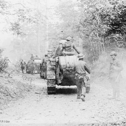 Carri armati americani Renault FT-17 che si spostano verso Boureville (foresta di Argonne), il 26 settembre 1918. © IWM (Q 58691)
