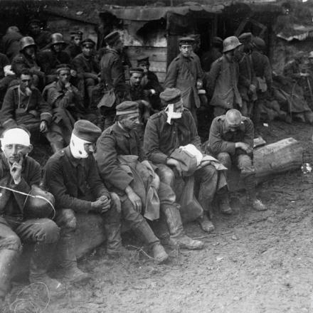 Inchy, settore canadese. Prigionieri tedeschi catturati dalla 4a Divisione canadese durante la traversata del Canal du Nord il 27 settembre 1918. © IWM (CO 3302)