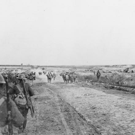 Le truppe britanniche salgono al Canal du Nord, punto di partenza dell'attacco britannico nei pressi di Moeuvres, il 27 settembre 1918. © IWM (Q 70708)