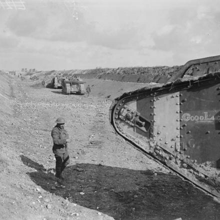 Battaglia del Canal du Nord. Tanks della A Company, 7th Battaglione, in sosta presso il Canal du Nord dopo aver catturato Bourlon, il 27 settembre 1918. © IWM (Q 9380)