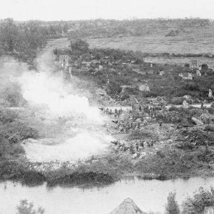 Batteria "C" del 108 ° Reggimento Artiglieria Americano in azione dalle rovine di Varennes dopo la ritirata tedesca, il 28 settembre 1918. © IWM (Q 49850)
