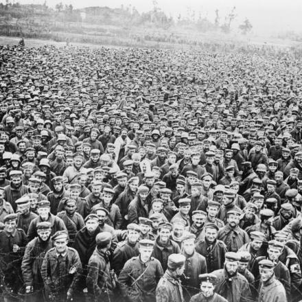 Prigionieri catturati nella battaglia del Canal du Nord in un campo vicino a Bapaume, il 28 settembre 1918. © IWM (Q 9341)
