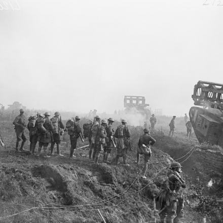 Battaglia del canale di  Saint-Quentin. Uomini della 30a divisione americana e 8 ° battaglioneTanks vicino a Bellicourt, il 29 settembre 1918. © IWM (Q 9369)