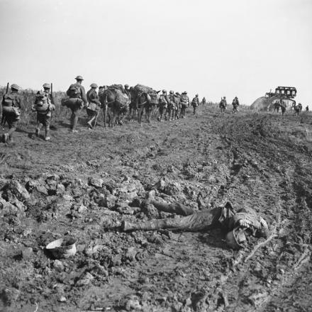 Attacco sulla linea Hindenburg. Mark V Tanks con i "Cribs"  e truppe che vanno avanti, vicino a Bellicourt, il 29 settembre 1918.© IWM (Q 9372)