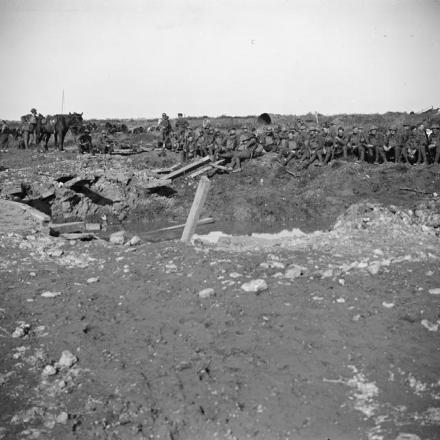 Battaglia di Ypres. Uomini della 107a brigata (Royal Irish Rifles)  in supporto vicino Potijze, settembre 1918. © IWM (Q 11758)