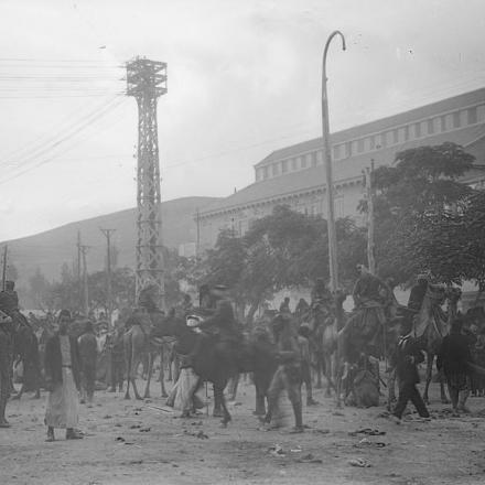 Truppe dello Sherif a Damasco, vicino alla sede degli edifici governativi, 1 ottobre 1918.  © IWM (Q 12373)
