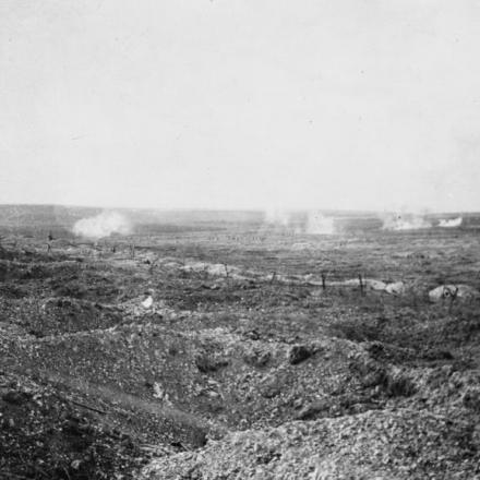 Ondata di fanteria d'assalto francese che attraversa il fuoco della artiglieria tedesca vicino a Sommepy, il 2 ottobre 1918.© IWM (Q 58196)
