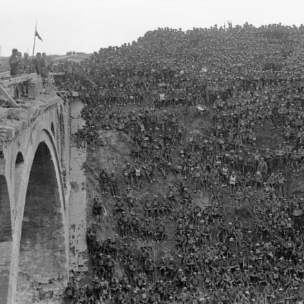 Battaglia del canale di Saint-Quentin. 2 Ottobre 1918, il generale di brigata John Vaughan Campbell si rivolge agli uomini della 137a brigata dal ponte di Riqueval sul Canale di St. Quentin  che i soldati sono riusciti ad attraversare il 29 settembre 1918. © IWM (Q 9535) 
