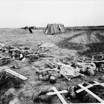 Uccisi durante le battaglie finali sul fronte occidentale, i corpi dei caduti australiani, ciascuno con la sua semplice croce di legno, sono raccolti per la sepoltura in un cimitero in costruzione a Guillemont, 3 ottobre 1918. © IWM (E(AUS) 4945)