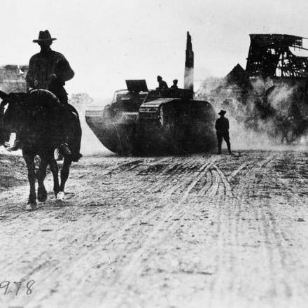 Un carro armato americano che arriva a Bellicourt, il 3 ottobre 1918. © IWM (Q 103006)