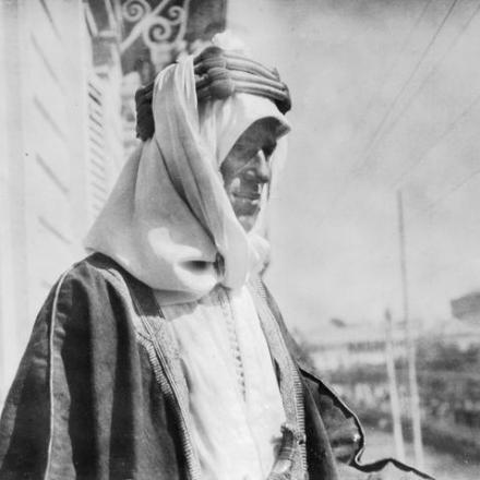 Il colonnello T. E. Lawrence sul balcone del Victoria Hotel di Damasco il 3 ottobre 1918, mezz'ora dopo aver rassegnato le dimissioni dalla sua posizione nell'esercito arabo. © IWM (Q 73534)