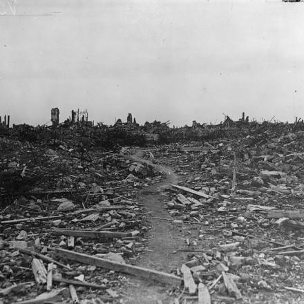 Veduta generale nelle rovine di Lens, 4 ottobre 1918. La città fu abbandonata dai tedeschi il 2 ottobre 1918 e rilevata dalla 58a divisione britannica. © IWM (Q 11784)