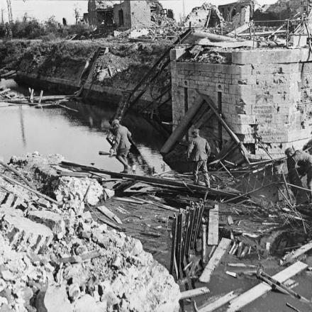 Ponte sul Canale di La Bassee, fatto saltare in aria prima del ritiro tedesco, il 4 ottobre 1918. Il pomeriggio la città fu conquistata dal 2/5 Battaglione, Lancashire Fusiliers . © IWM (Q 11793)