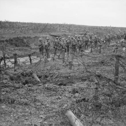 Battaglia del canale di Saint-Quentin. Sbarramenti di filo spinato davanti alla linea Hindenburg, vicino a Bellicourt, 4 ottobre 1918.  © IWM (Q 9382)