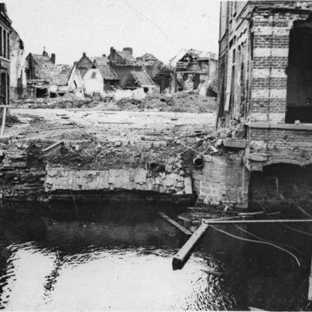 Ponte distrutto sul fiume Lys ad Armentieres, 5 ottobre 1918. © IWM (Q 78767)