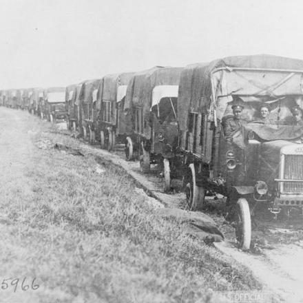 Convoglio di camion americani, britannici e australiani che portano munizioni sul fronte a Bellicourt, attraversando la linea Hindenburg, 5 ottobre 1918. © IWM (Q 70709)