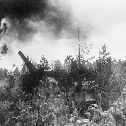 Una pesante arma da assedio tedesca che spara dalla foresta di Le Cateau. © IWM (Q 29970)