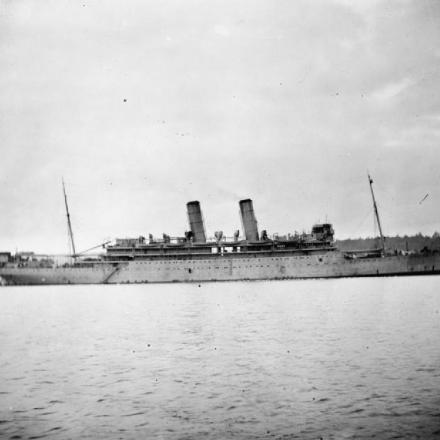 La nave da trasporto truppe H.M.S. Otranto, affondata il 6 ottobre 1918 dopo la collisione, dovuta al mare forza 11, con un'altra dave da trasporto truppe la HMS Kashmir. © IWM (collection no. 1900-01)