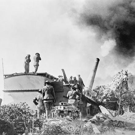 Un cannone americano da 14 pollici spara contro le linee nemiche  a 20 miglia di distanza. Argonne, settembre-ottobre 1918.© IWM (Q 81616)